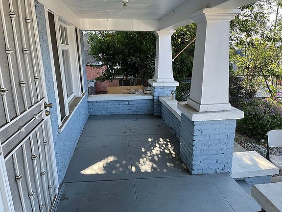 3rd image of 966 W 43rd Pl