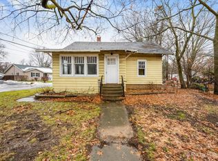 551 McHenry Ave, Woodstock, IL 60098