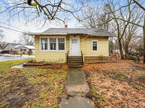 551 McHenry Ave, Woodstock, IL 60098