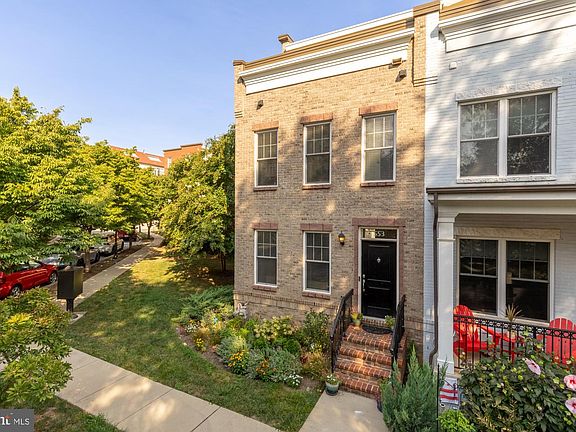 3rd image of 553 Regent Pl NE