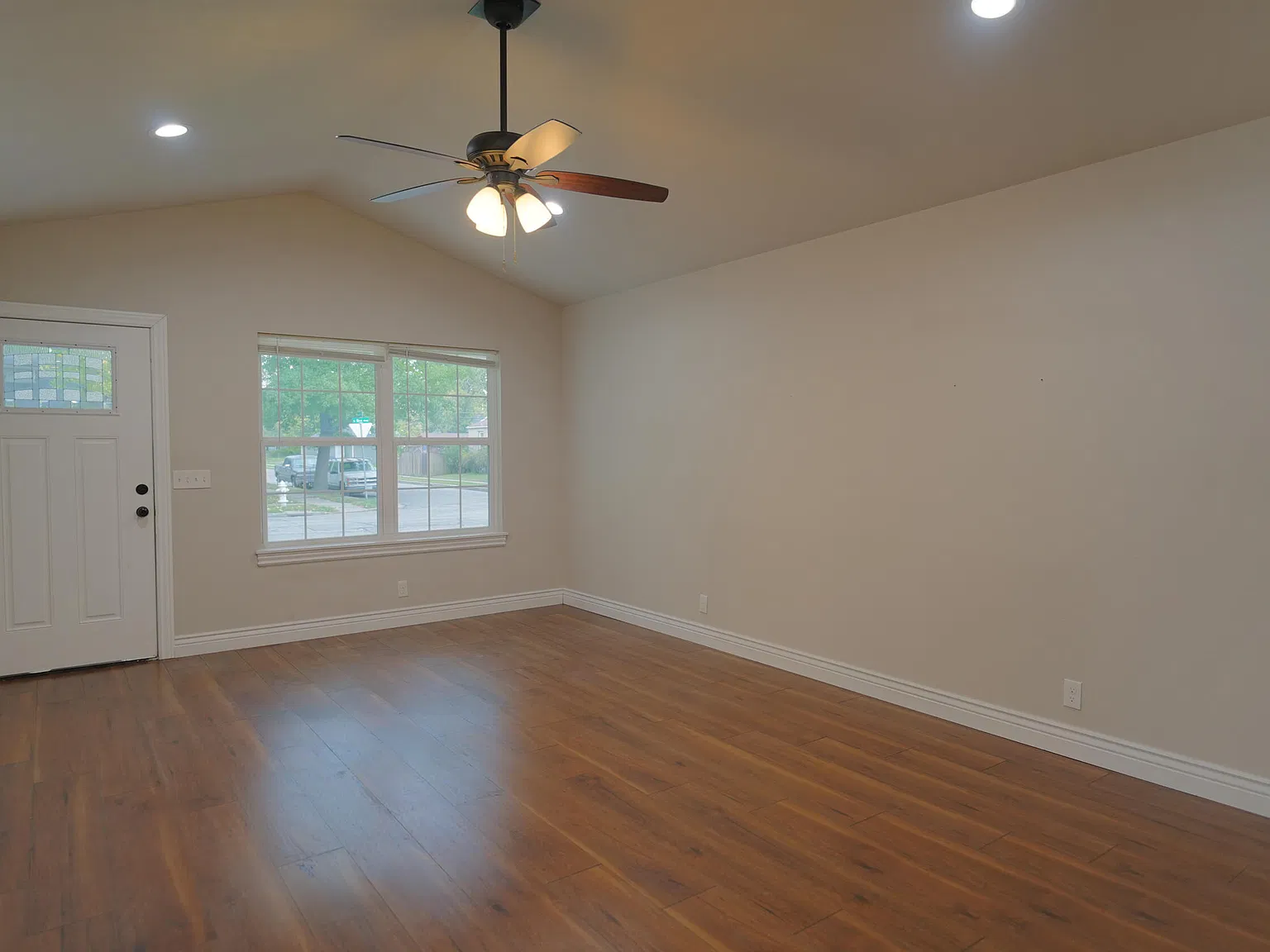 3 bed, 2.0 bath, 1300 sqft, $1,400 — Photo 3