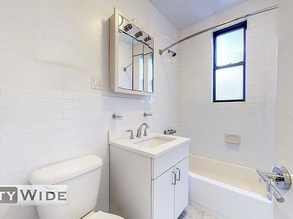 3rd image of 140 E 46th St #10V