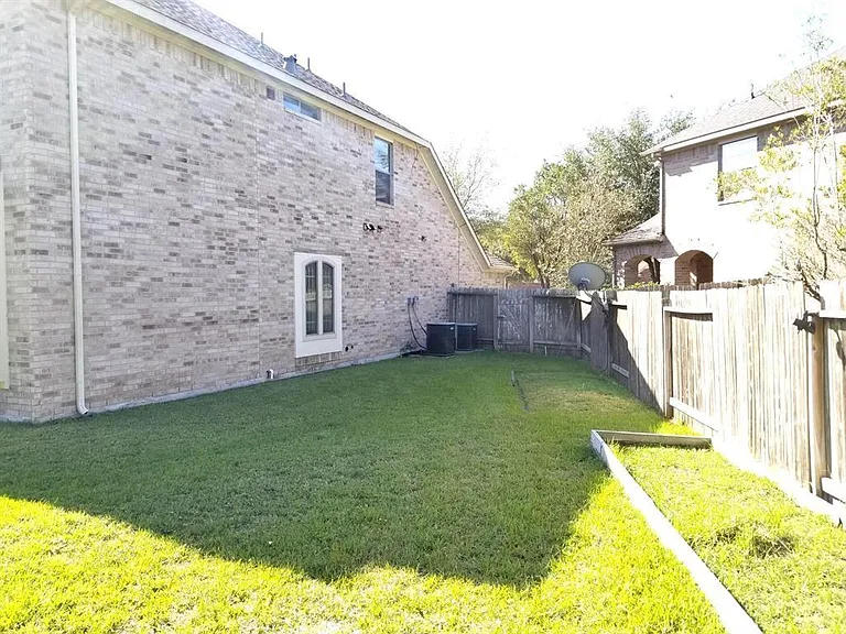25406 Archdale Ct — Photo 40
