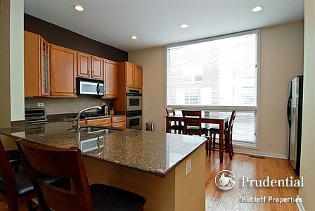 4th image of 2942 N Wood St Unit C