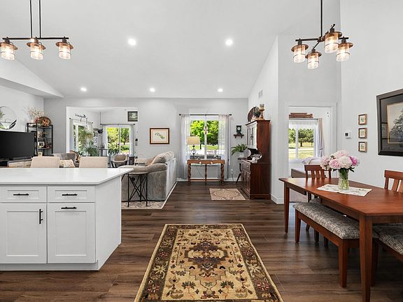 4th image of 309 Pebble Brook Ln