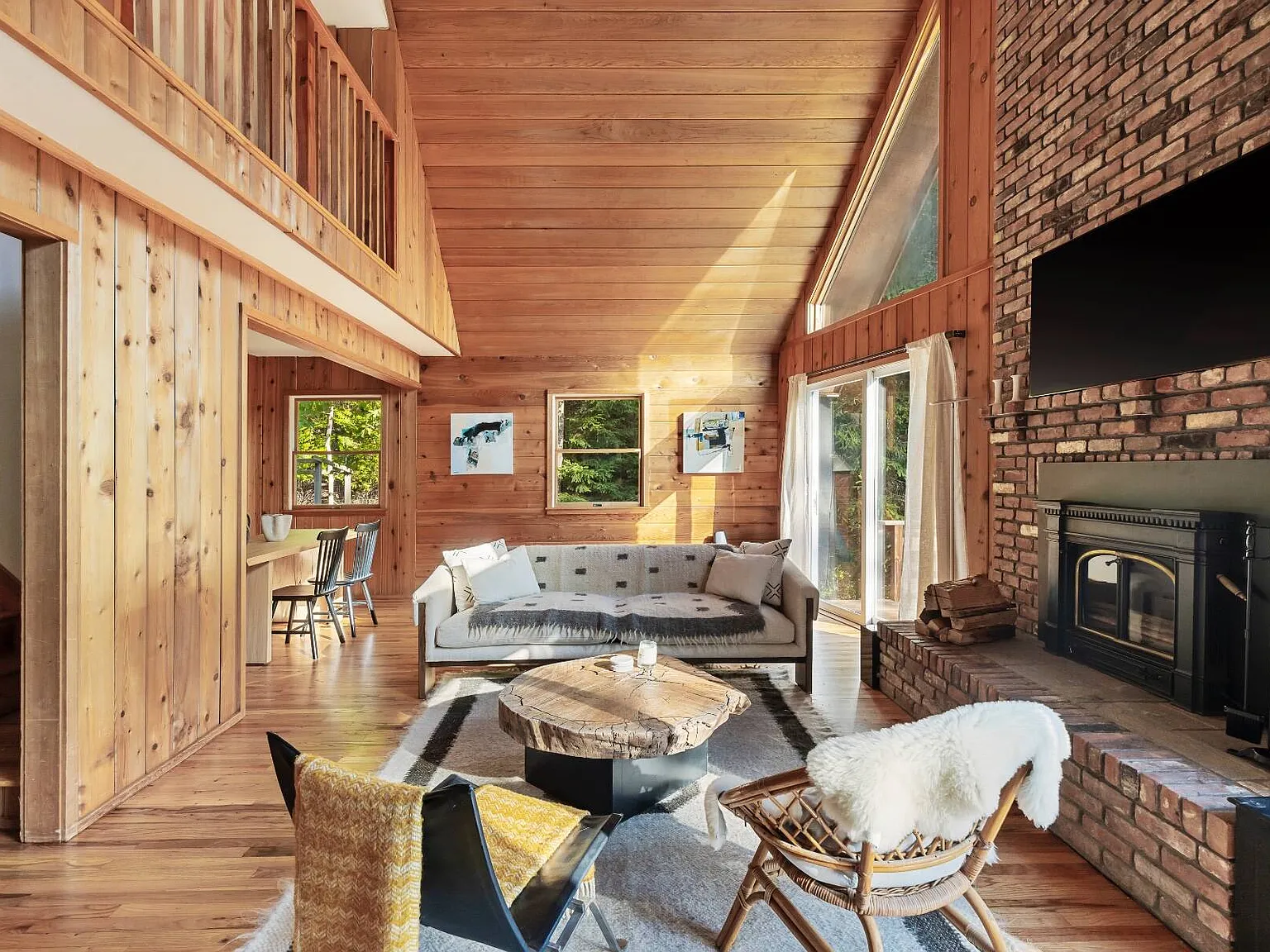 Stylish Mid-Century Home Near Bay Beach — Photo 4