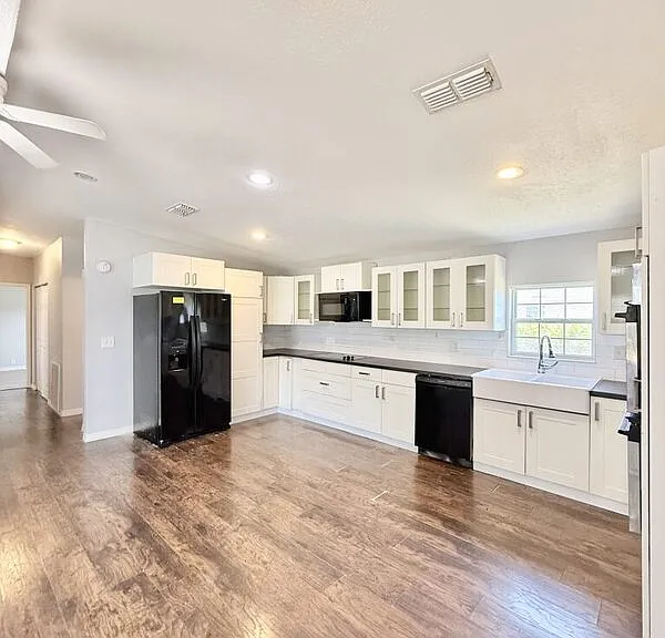 990 E Bay St — Photo 12