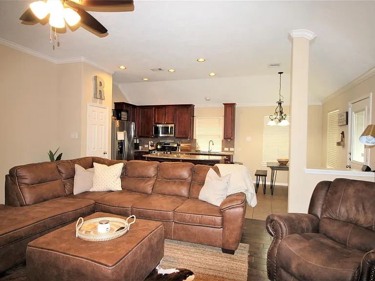 2409 Avalon Trace Ln — Photo 2