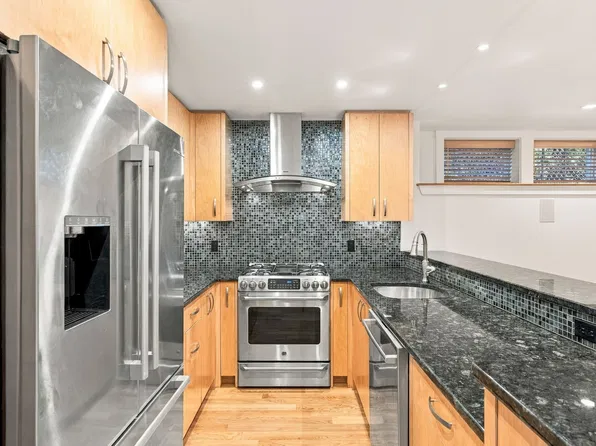 1 Smith Ln #C, Manchester, MA 01944