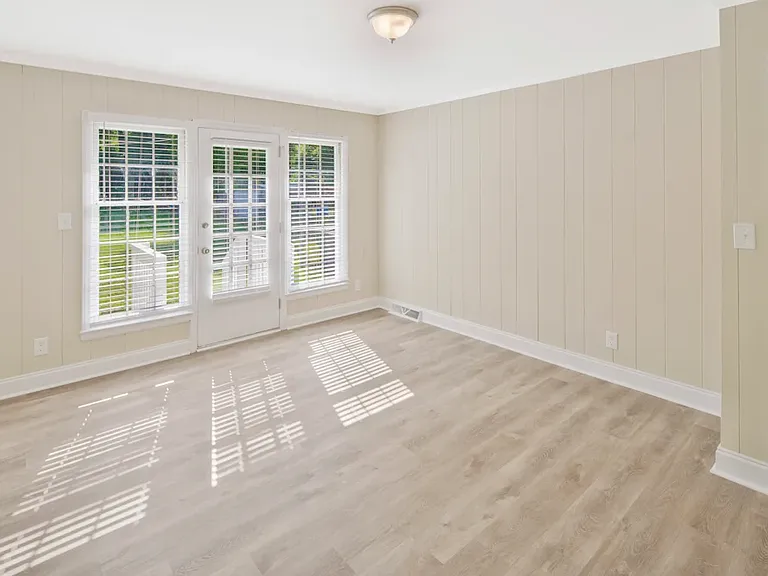 4207 Gladstone Ln — Photo 3