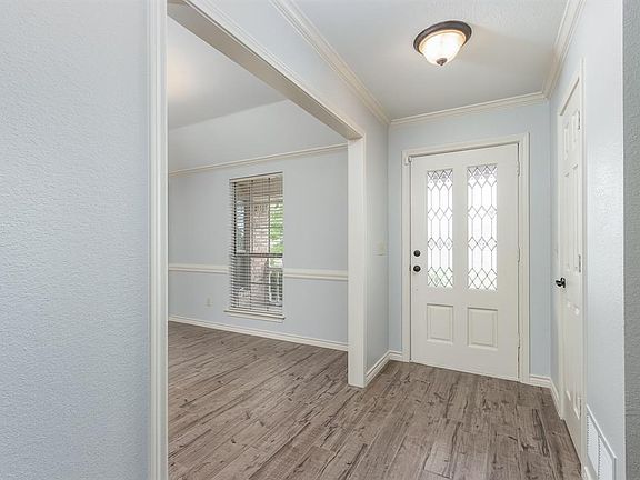 5th image of 14030 Red Oak Cir S
