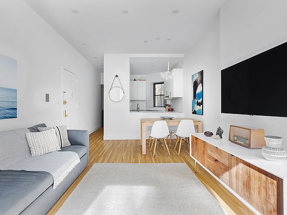 4th image of 155 W 80th St