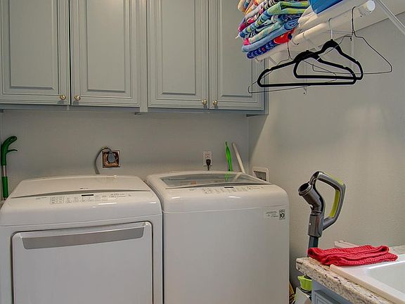 3rd image of 715 Delaware St