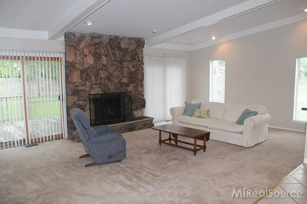 3 bed, 2.0 bath, 1625 sqft, $2,700 — Photo 2