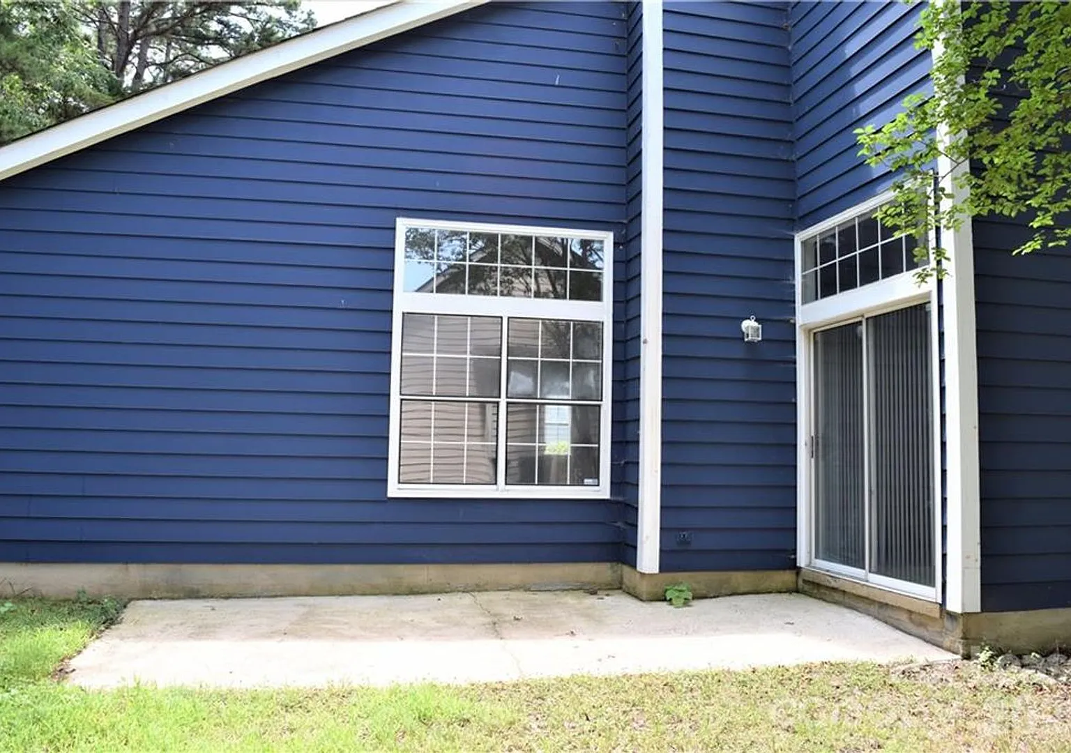 Home w/ Great curb appeal, all one level living — Photo 2