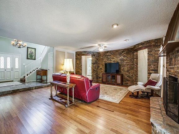 5th image of 915 Thistle Green Ln