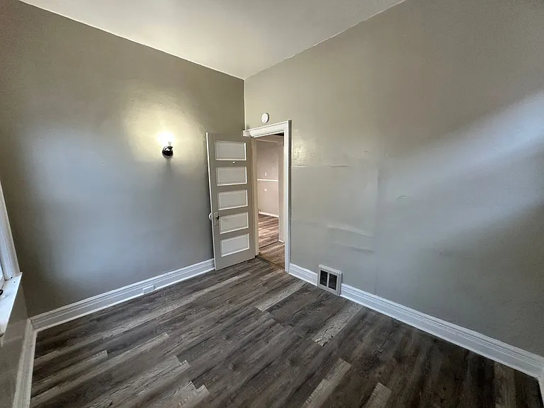 1942 S Park Ave — Photo 18