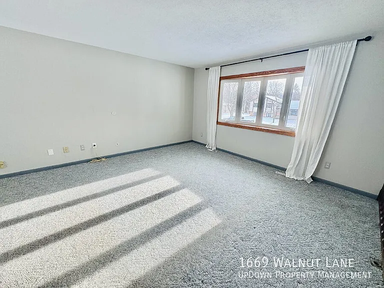 1669 Walnut Ln — Photo 4