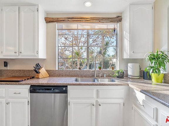 4th image of 852 N Poinsettia Pl APT 1