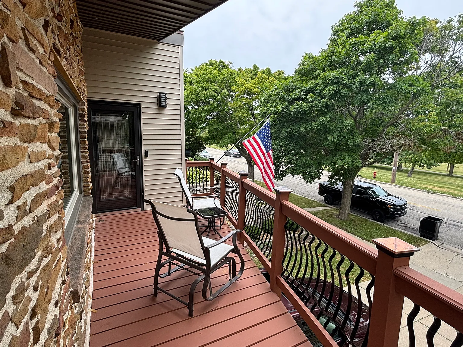 3 bed, 1.5 bath, 1100 sqft, $2,300 — Photo 2