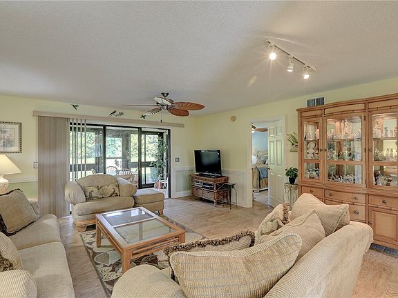 5th image of 9635 Riverside Dr APT 2