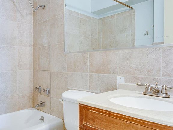 3rd image of 3950 N Lake Shore Dr APT 220D