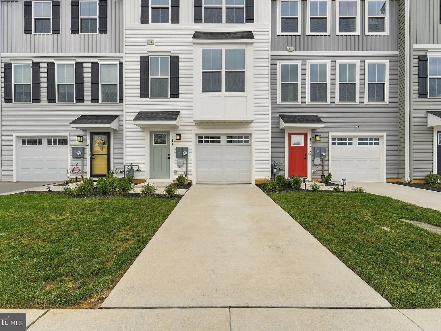 3 bed, 4.0 bath, 1944 sqft, $3,200 — Photo 2