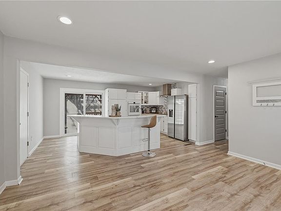 5th image of 829 Quail Ridge Rd