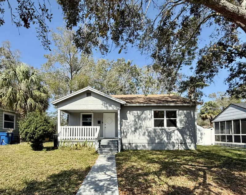 3 bed, 1.0 bath, 996 sqft, $1,995 — Photo 2