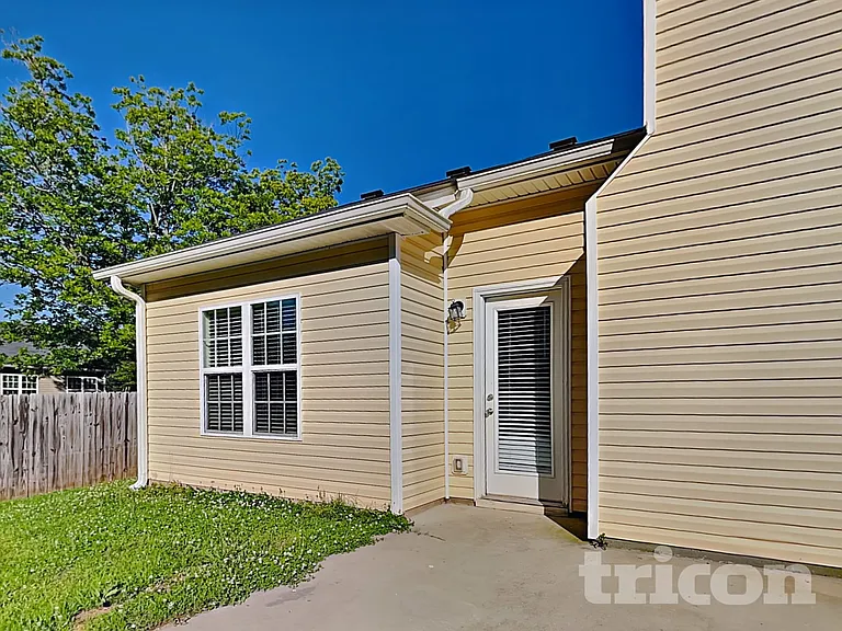 231 W Oak St — Photo 15