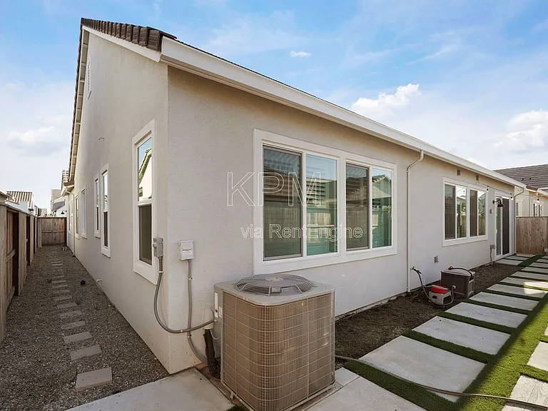 2933 Valencia St — Photo 44