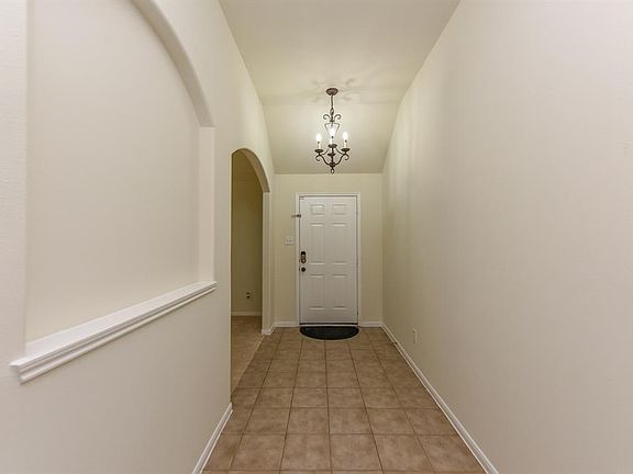 5th image of 2618 Crestwood Dr