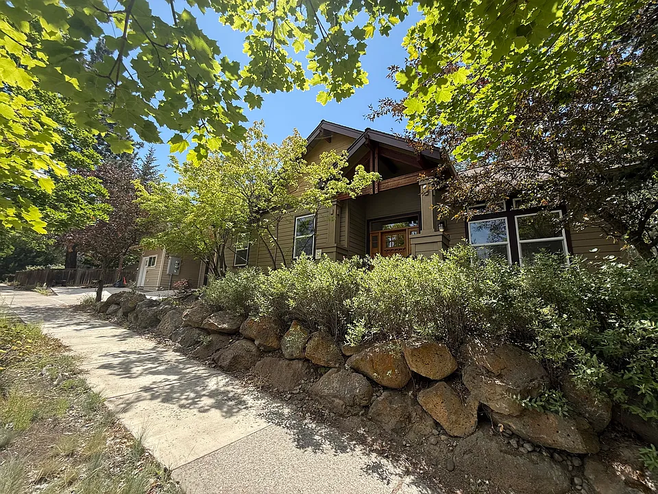 319 SW Chukar Ln