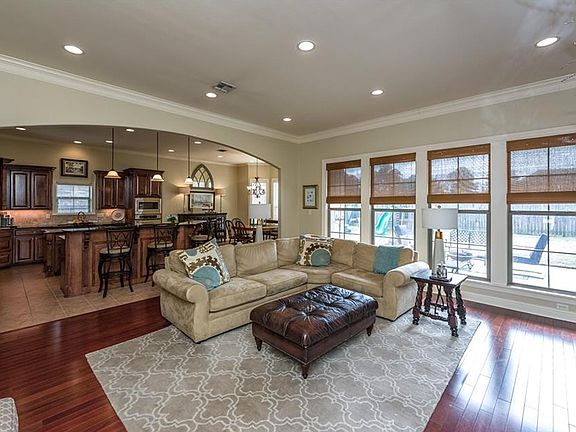 4th image of 9889 Loveland Ct