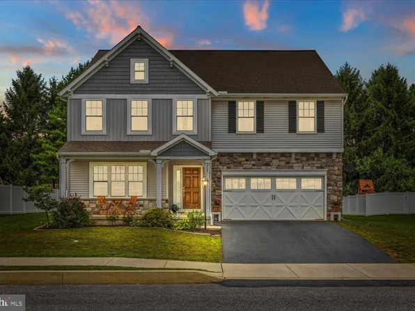 205 Market Sq S, Leola, PA 17540