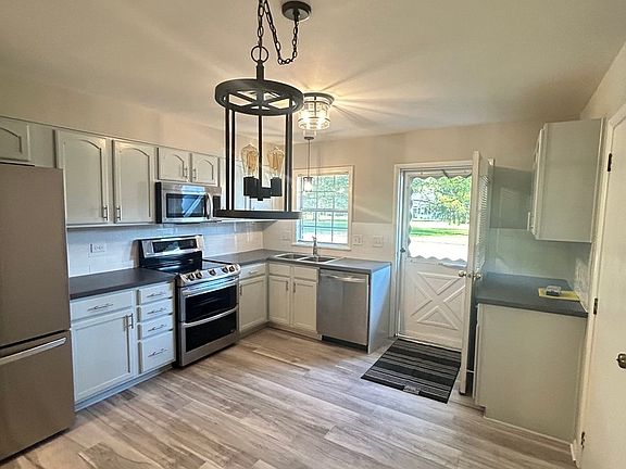 4th image of 7418 Clarendon Ct