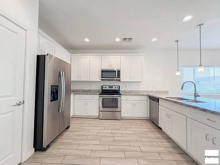 1741 W Pollack St — Photo 9