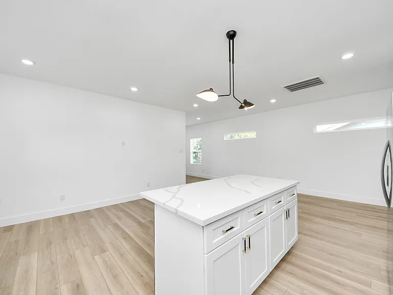 801 E 32nd 1/2 St #B — Photo 14
