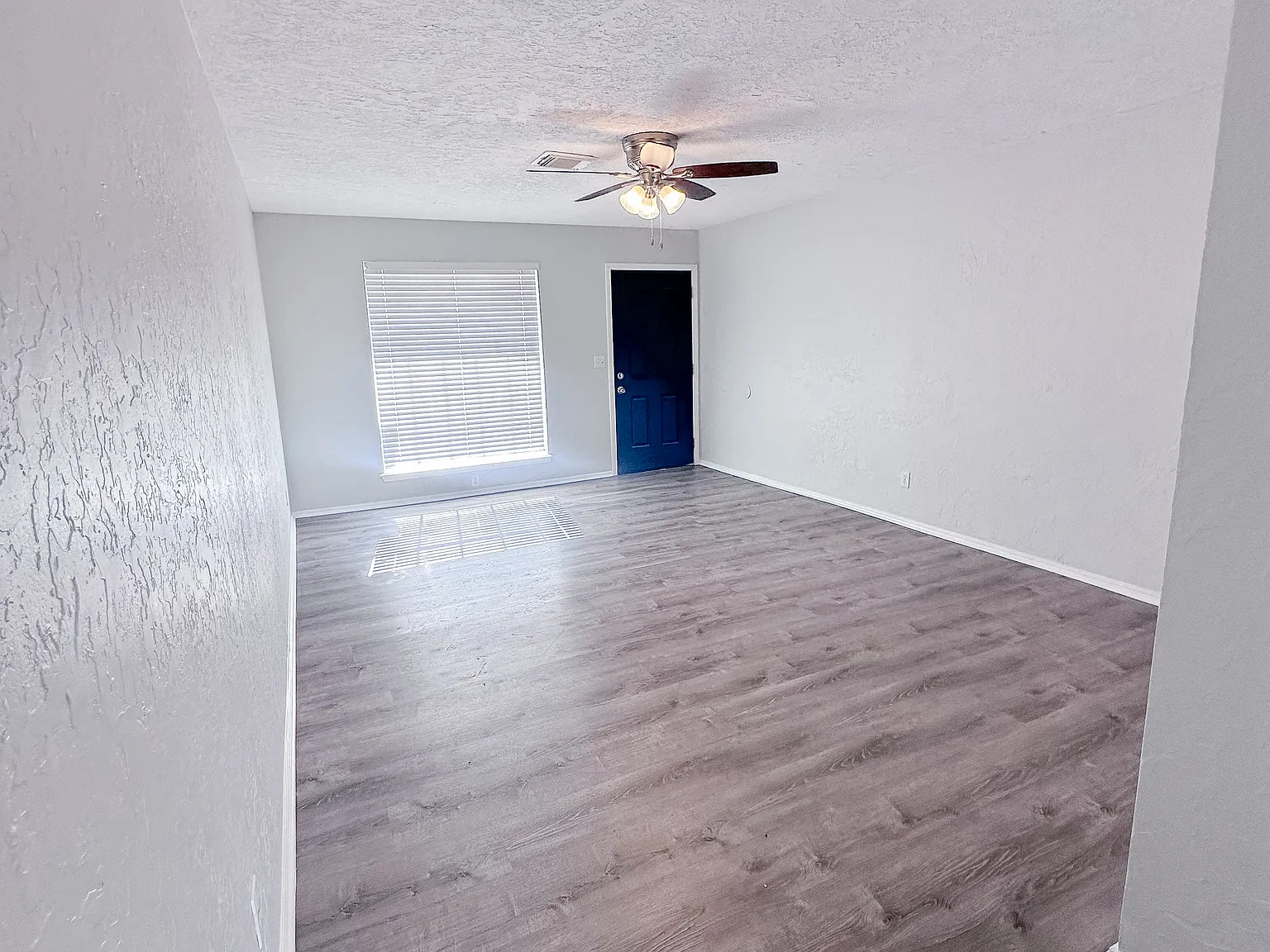 4 bed, 1.5 bath, 1300 sqft, $1,495 — Photo 2