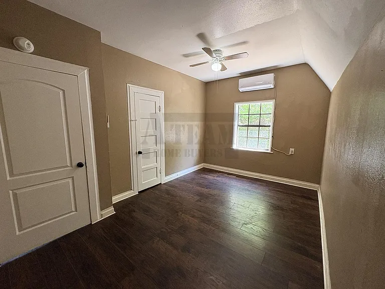 625 York St — Photo 12