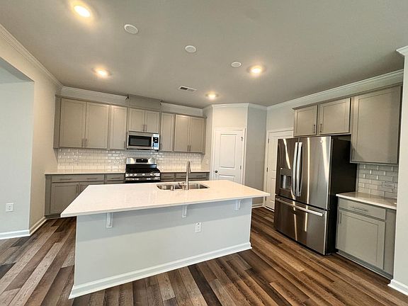 3rd image of 5712 Woodlawn Dr