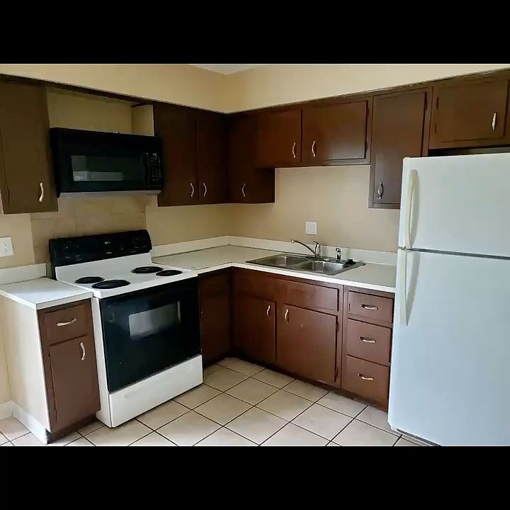 1st image of 2910 Kilbourne Ave #2910