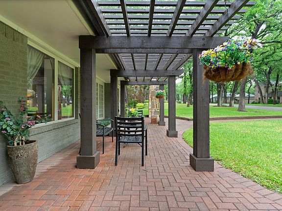 3rd image of 3402 Marsh Ln