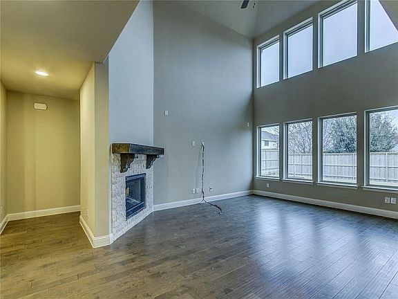 5th image of 2937 Plainfield Dr