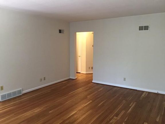 3rd image of 3422 Linwood Ave APT 3