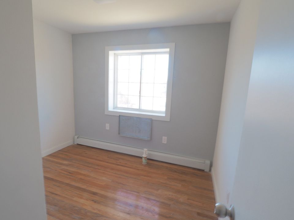 2nd image of 476 Seneca Ave APT 2