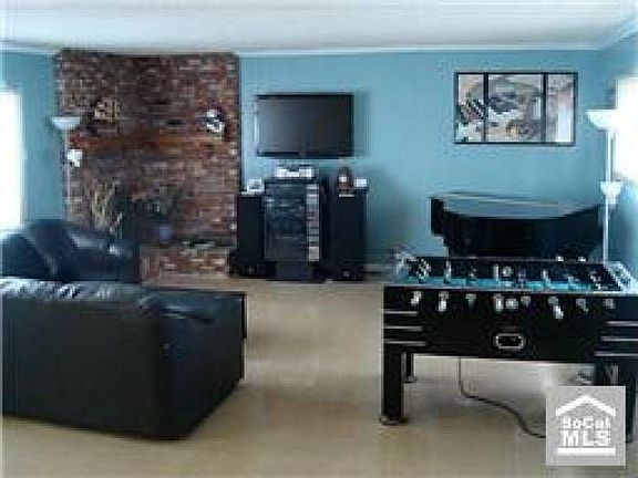 Family Room w/Fireplace