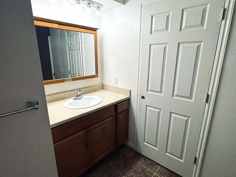 684 N 1060 E — Photo 6