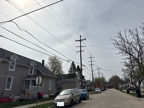 5th image of 922 Racine St