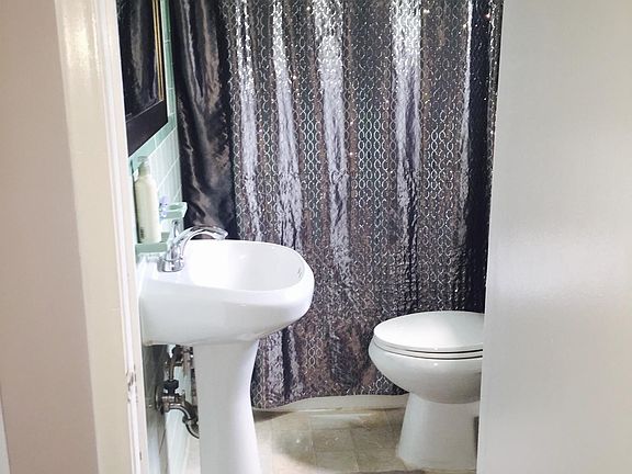 5th image of 704 Genesee Dr #704